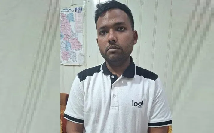 আসামি ব্যক্তির ছবি, ভুয়া প্রশ্নপত্র ফাঁসের অভিযোগে গ্রেপ্তার. Channel i News - চ্যানেল আই নিউজ