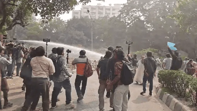 পাহাড়ি শিক্ষার্থীদের প্রতিবাদ মিছিলের দৃশ্য, পুলিশ জলকামান ও সাউন্ড গ্রেনেড ব্যবহার. Channel i News - চ্যানেল আই নিউজ