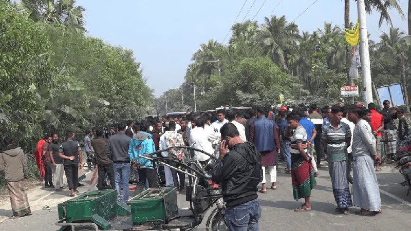 লক্ষ্মীপুরে ট্রাকের ধাক্কায় নিহত দুইজনের ঘটনাস্থল. Channel i News - চ্যানেল আই নিউজ