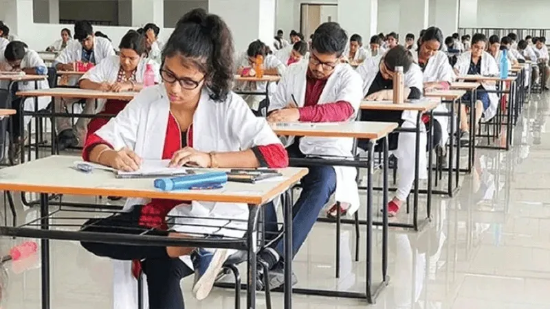 মেডিকেল ভর্তি পরীক্ষার জন্য ছাত্র-ছাত্রীদের প্রস্তুতি নেওয়া. Channel i News - চ্যানেল আই নিউজ