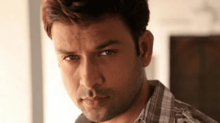 প্রতিবেদকের কাছ থেকে এক ব্যক্তির কাছ থেকে ছবি তোলা।. Channel i News - চ্যানেল আই নিউজ
