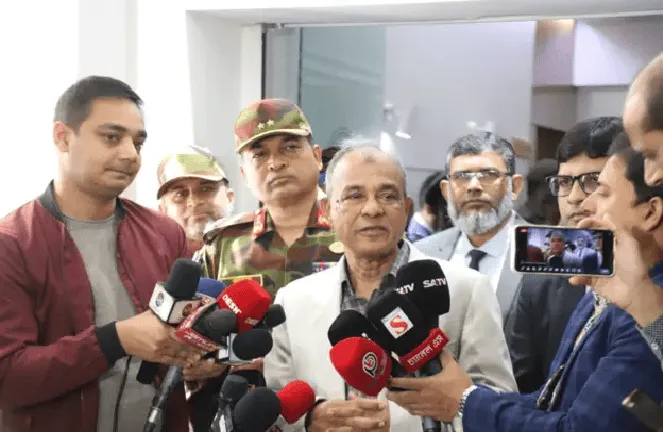 স্বরাষ্ট্রমন্ত্রীর উপদেষ্টার সংবাদ সম্মেলনে সাংবাদিকরা প্রশ্ন করছেন. Channel i News - চ্যানেল আই নিউজ