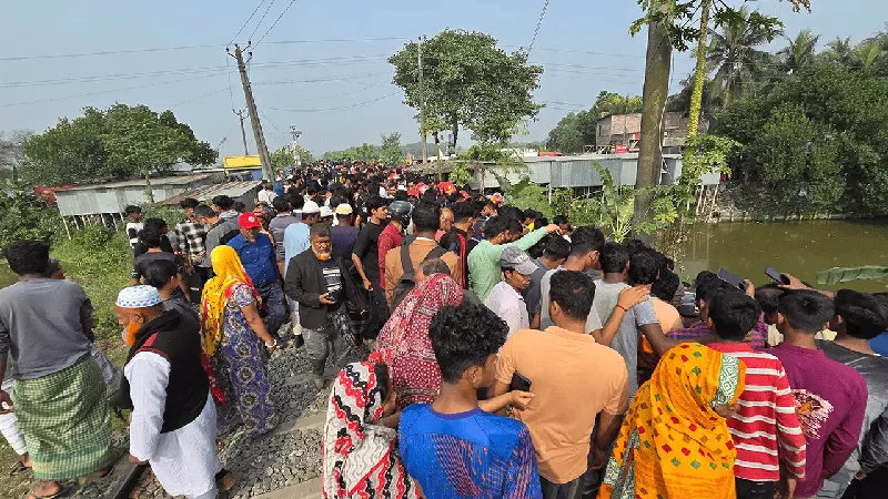 ফরিদপুরে ট্রেনের সঙ্গে মাইক্রোবাসের সংঘর্ষে মানুষের ভিড়. Channel i News - চ্যানেল আই নিউজ