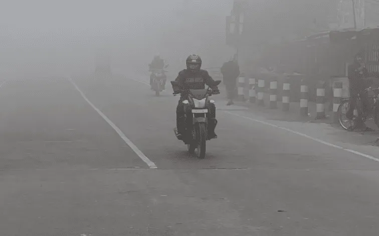 ধোঁয়ায় ঢাকা কুড়িগ্রাম শহর, মানুষ ও যানবাহন চলাচল করছে. Channel i News - চ্যানেল আই নিউজ