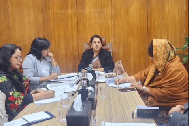 বৈঠকে বসে আলোচনা করছেন বিভিন্ন নারী নেত্রী ও পরিবেশ উপদেষ্টা. Channel i News - চ্যানেল আই নিউজ