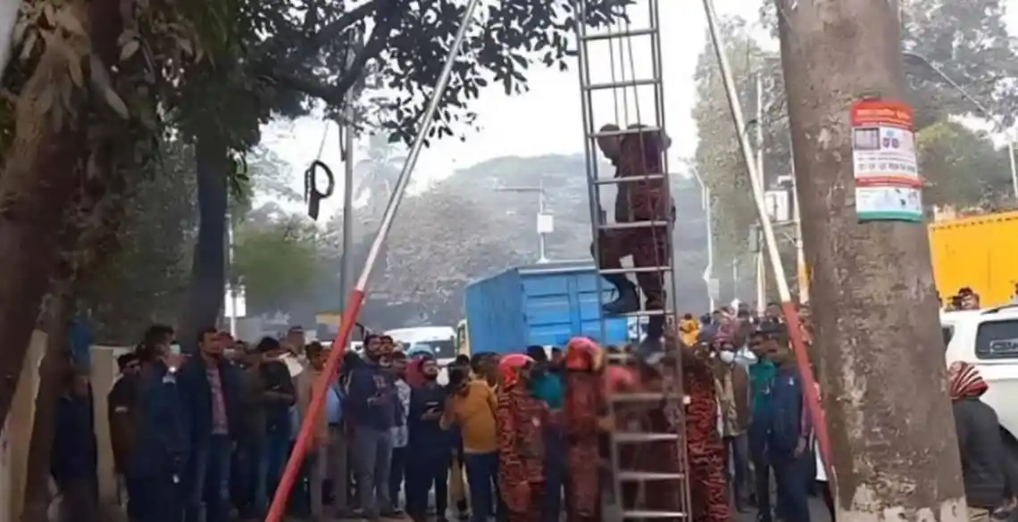 ঢাকা বিশ্ববিদ্যালয়ে ঝুলন্ত মরদেহের ঘটনা, পুলিশ ও প্রত্যক্ষদর্শীরা উপস্থিত. Channel i News - চ্যানেল আই নিউজ