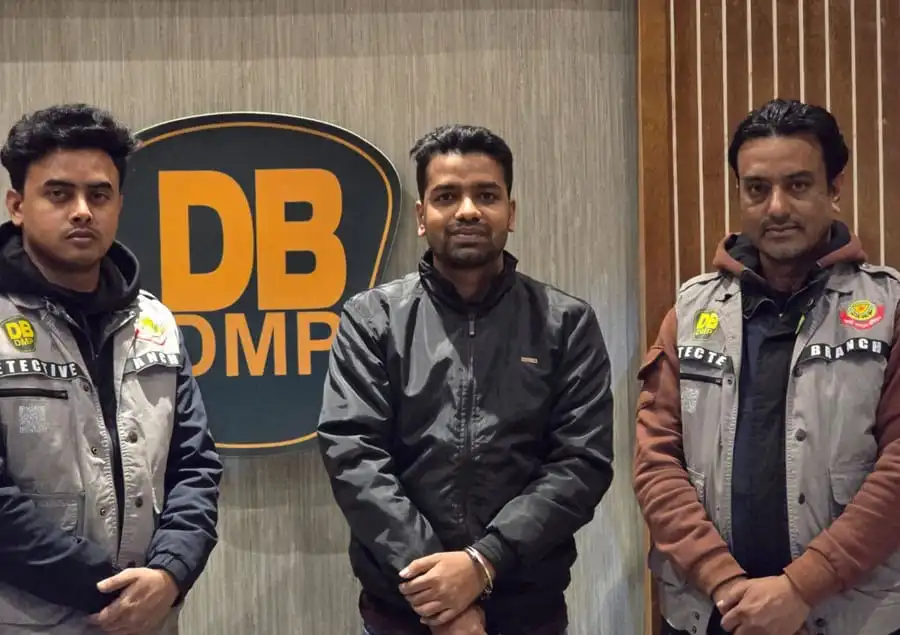 তিনজন ব্যক্তি পুলিশি জ্যাকেট পরে দাঁড়িয়ে আছেন. Channel i News - চ্যানেল আই নিউজ