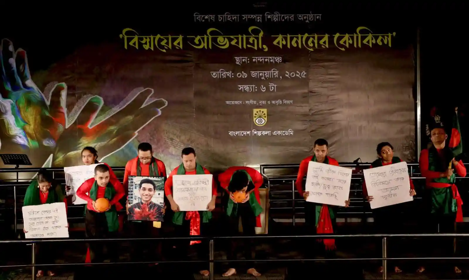 বিজয় দিবসের অনুষ্ঠানে শিক্ষার্থীরা শপথ গ্রহণ করছে।. Channel i News - চ্যানেল আই নিউজ