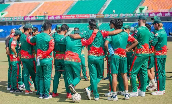 বাংলাদেশ ক্রিকেট দল মাঠে প্রস্তুতি নিচ্ছে, খেলোয়াড়রা একত্রে আলোচনা করছে. Channel i News - চ্যানেল আই নিউজ