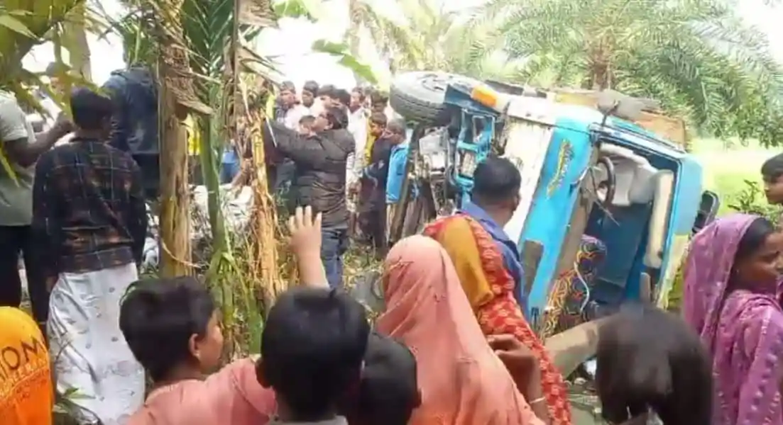 ট্রাকের সঙ্গে মোটরসাইকেলের মুখোমুখি সংঘর্ষের দৃশ্য, বেশ কিছু মানুষ ঘটনাস্থলে।. Channel i News - চ্যানেল আই নিউজ