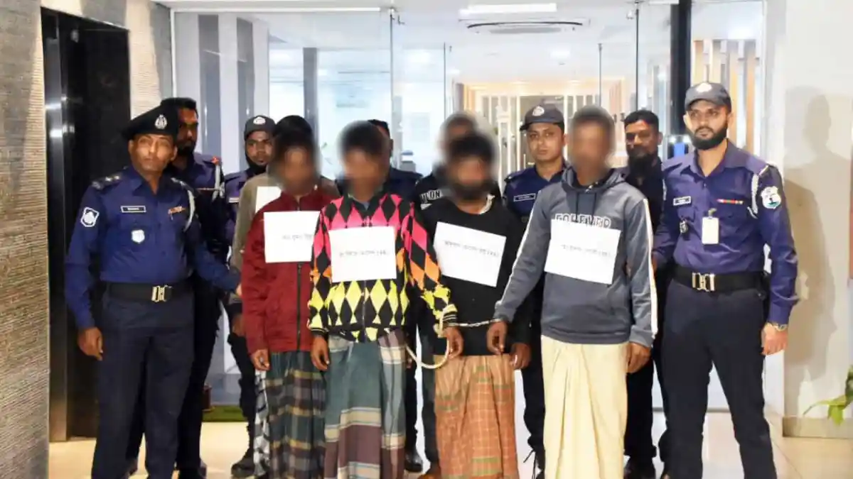তেল চুরির ঘটনায় গ্রেপ্তার সন্দেহভাজনরা পুলিশের সঙ্গে ধরা পড়েছে. Channel i News - চ্যানেল আই নিউজ