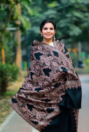 প্রসন্ন হাসি সহ এক নারী, সবুজ গাছপালার পেছনে, বাংলার সাংস্কৃতিক পোশাক পরা. Channel i News - চ্যানেল আই নিউজ