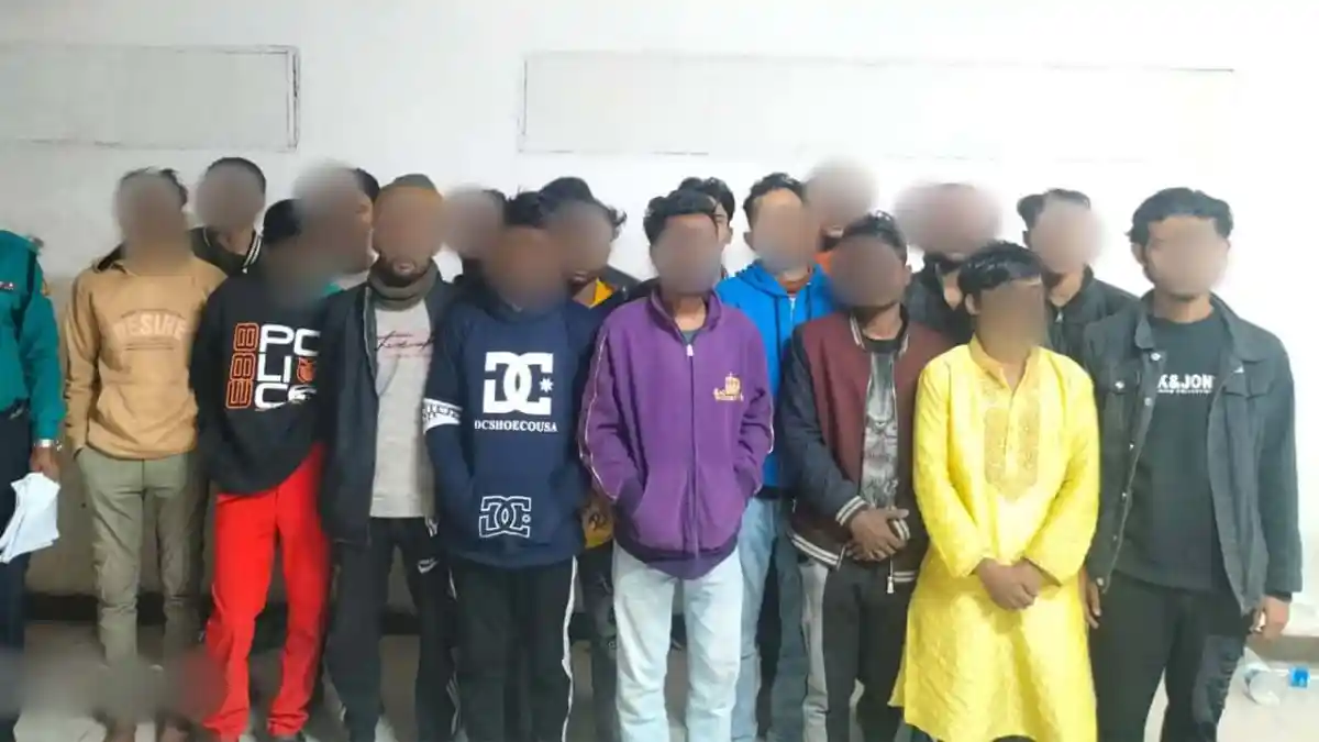 পুলিশের অভিযানে মোহাম্মদপুরে গ্রেপ্তার ১৮ ছিনতাইকারীসহ. Channel i News - চ্যানেল আই নিউজ