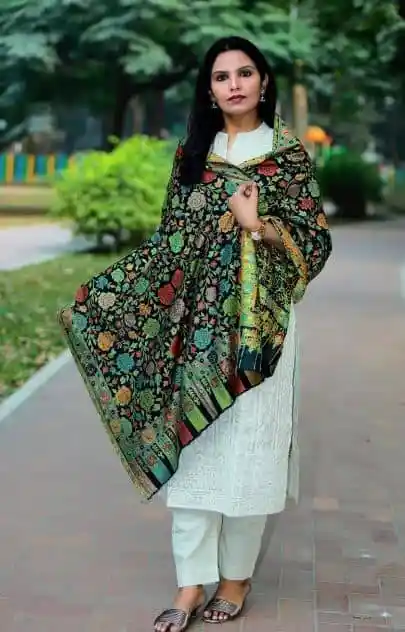 বাংলাদেশি নারী ঐতিহ্যবাহী শাড়ি পরিহিত, প্রকৃতির মাঝে দাঁড়ানো. Channel i News - চ্যানেল আই নিউজ