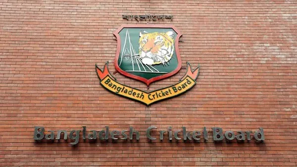 বাংলাদেশ ক্রিকেট বোর্ডের লোগো, ব্রিটিশ স্থাপত্যের পাথর দেয়ালে. Channel i News - চ্যানেল আই নিউজ