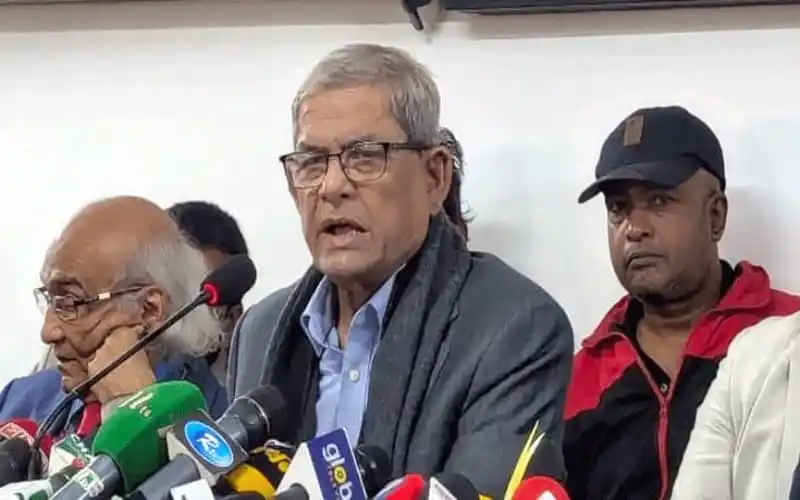 মির্জা ফখরুল ইসলাম আলমগীর বিএনপি নেতাদের সঙ্গে সংবাদ সম্মেলনে বক্তৃতা করছেন।. Channel i News - চ্যানেল আই নিউজ