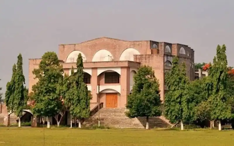 ইবি ক্যাম্পাসের ঐতিহ্যবাহী ভবন, সবুজ গাছপালা পরিবেষ্টিত. Channel i News - চ্যানেল আই নিউজ