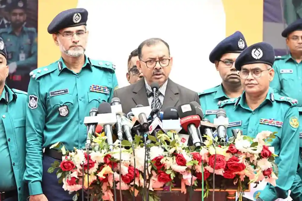 ডিএমপি কমিশনার বইমেলায় নিরাপত্তা ব্যবস্থা উদ্বোধন করছেন. Channel i News - চ্যানেল আই নিউজ