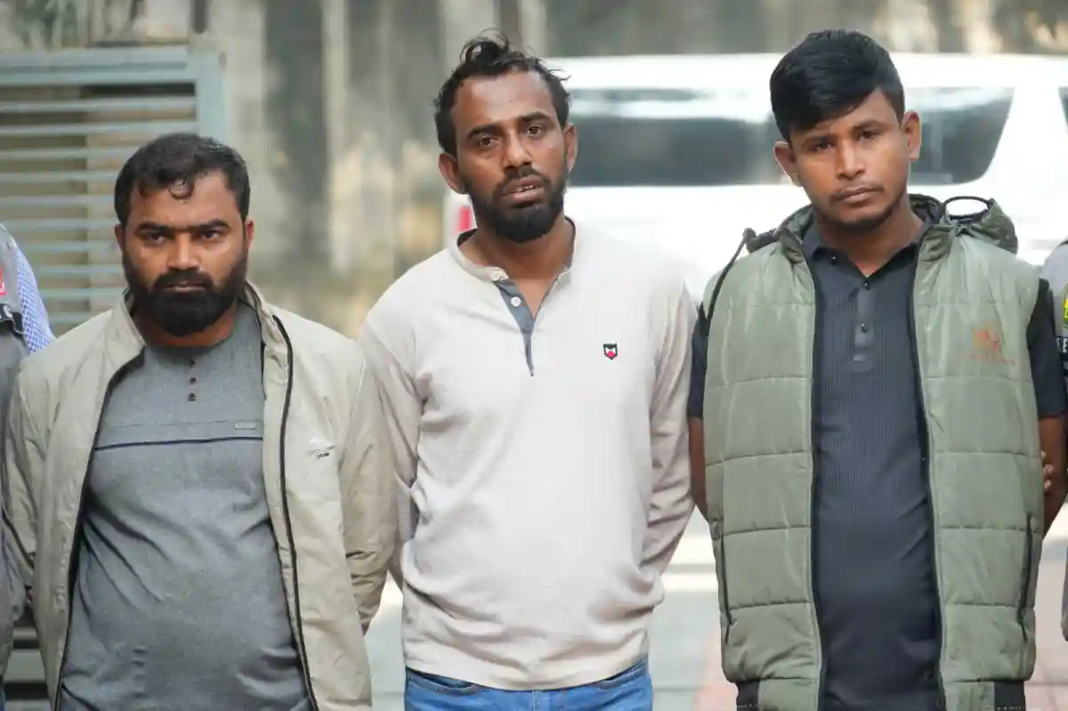 তিনজন যুবক ব্যক্তি রাস্তার পাশে দাঁড়িয়ে ছবি তুলেছেন. Channel i News - চ্যানেল আই নিউজ