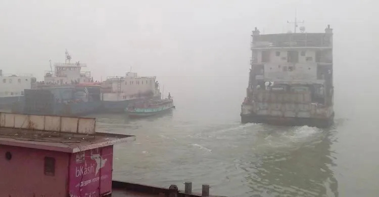 কুয়াশার কারণে নদীতে ফেরি চলাচল বন্ধ, ধোঁয়াটে পরিবেশ. Channel i News - চ্যানেল আই নিউজ