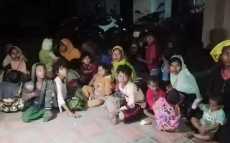 বাংলাদেশে অনুপ্রবেশকালে আটক রোহিঙ্গা পরিবারের শিশু ও নারী. Channel i News - চ্যানেল আই নিউজ