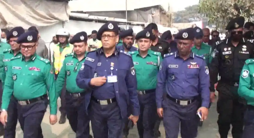 বাংলাদেশ পুলিশ ও র‍্যাব সদস্যরা ইজতেমা মাঠে নিরাপত্তা ব্যবস্থা পর্যবেক্ষণ করছেন।. Channel i News - চ্যানেল আই নিউজ
