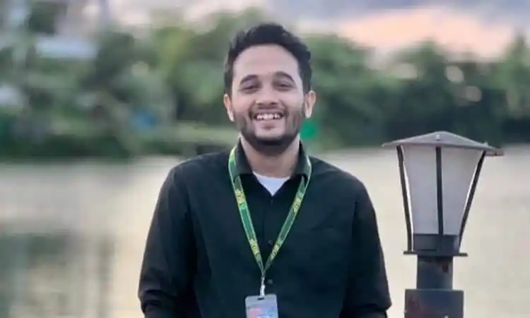 খুশি যুবক ব্যক্তি হাসিমুখে, বাইরের পরিবেশে ছবি. Channel i News - চ্যানেল আই নিউজ