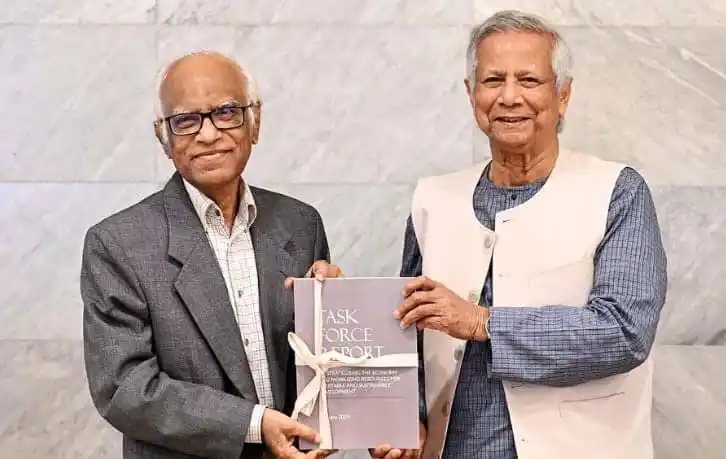দুই প্রবীণ ব্যক্তি টাস্কফোর্সের প্রতিবেদন হস্তান্তর করছেন. Channel i News - চ্যানেল আই নিউজ