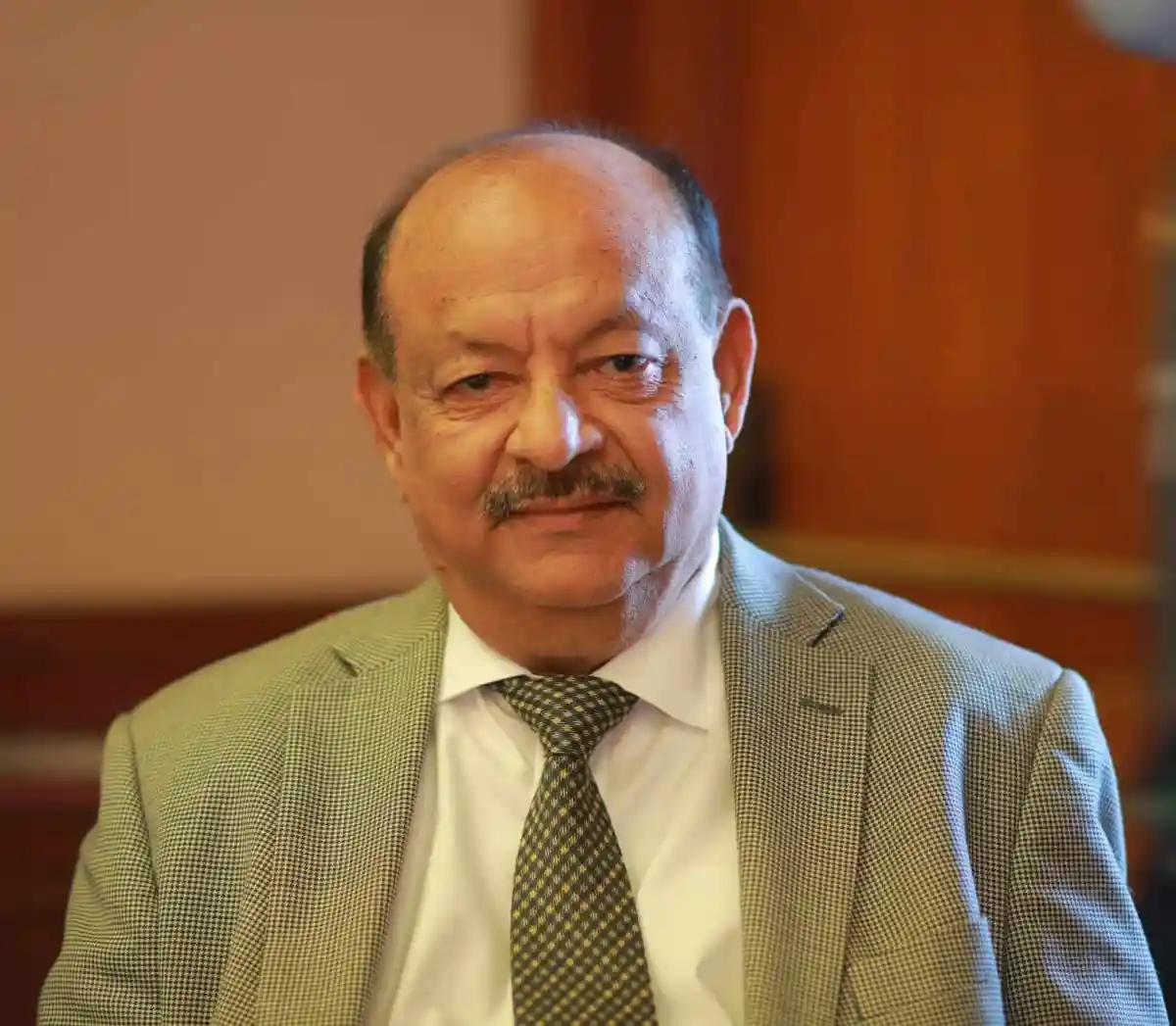বয়স্ক শিল্পপতি মোস্তফা গোলাম কুদ্দুসের ছবি, পেশাদার পোশাক পরা. Channel i News - চ্যানেল আই নিউজ