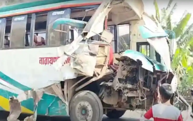 বরিশালে বাস ও ট্রাকের মুখোমুখি সংঘর্ষের দৃশ্য. Channel i News - চ্যানেল আই নিউজ
