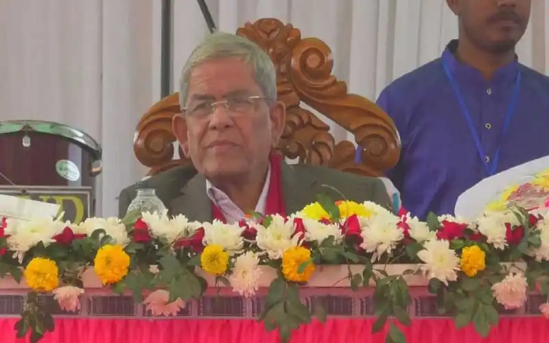 মির্জা ফখরুলের বক্তৃতা চলাকালীন ছবি, ফুলের সাজে সজ্জিত. Channel i News - চ্যানেল আই নিউজ