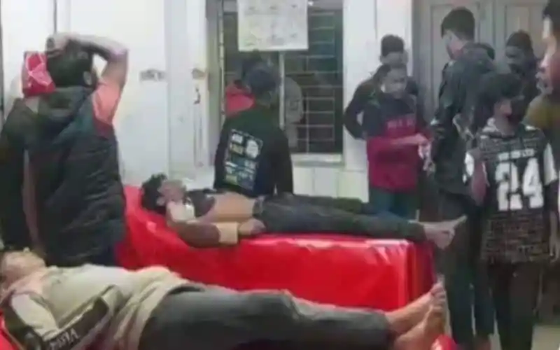 সড়ক দুর্ঘটনায় আহত ব্যক্তির চিকিৎসা নেওয়া হচ্ছে. Channel i News - চ্যানেল আই নিউজ
