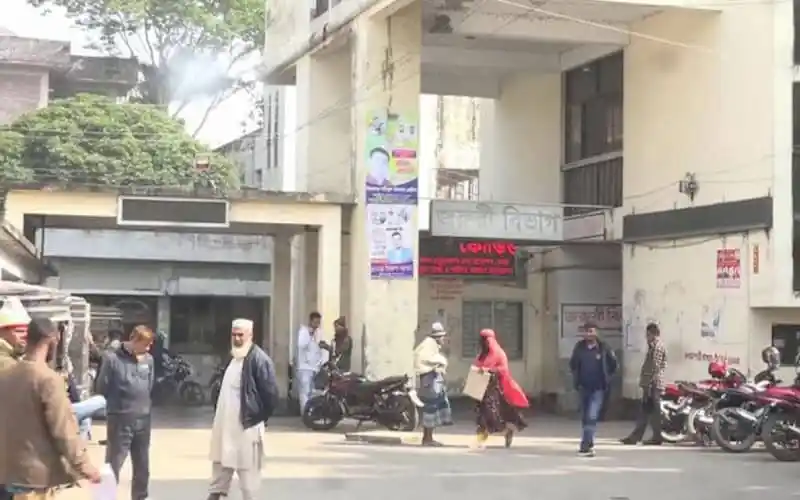 গাছের সাথে ধাক্কা লেগে দুই মোটরসাইকেল আরোহী নিহতের স্থান. Channel i News - চ্যানেল আই নিউজ
