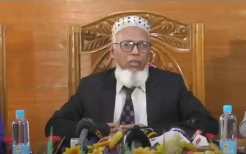 নির্বাচন কমিশনের একজন কর্মকর্তা সংবাদ সম্মেলনে বক্তব্য দিচ্ছেন. Channel i News - চ্যানেল আই নিউজ