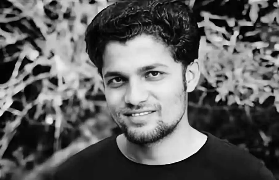 স্মার্ট যুবক ব্যক্তির কালো-সাদা ছবি, প্রকৃতি পেছনে. Channel i News - চ্যানেল আই নিউজ
