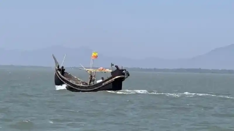 নাফ নদীর মোহনায় মাছ ধরা নৌকা, বাংলাদেশের সীমান্তে. Channel i News - চ্যানেল আই নিউজ