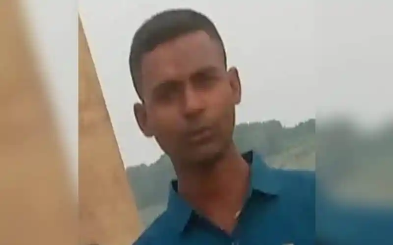গলাকাটা মরদেহের পাশে একজন যুবক, ঘটনাস্থল মাগুরা. Channel i News - চ্যানেল আই নিউজ