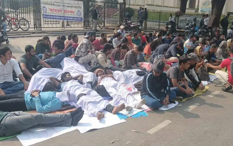 চাকরির দাবিতে শিক্ষানবিশ এসআইরা অনশনে, সচিবালয়ের সামনে. Channel i News - চ্যানেল আই নিউজ