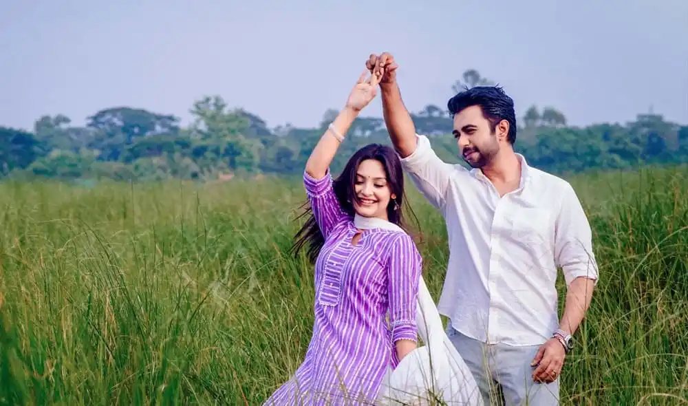 প্রেমের মুহূর্তে দুজনের হাসিমুখ, প্রকৃতির মাঝে সুখী দম্পতি. Channel i News - চ্যানেল আই নিউজ