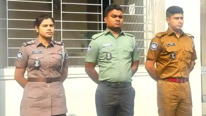 বাংলাদেশ পুলিশ সদস্যরা একত্রে দাঁড়িয়ে আছেন. Channel i News - চ্যানেল আই নিউজ