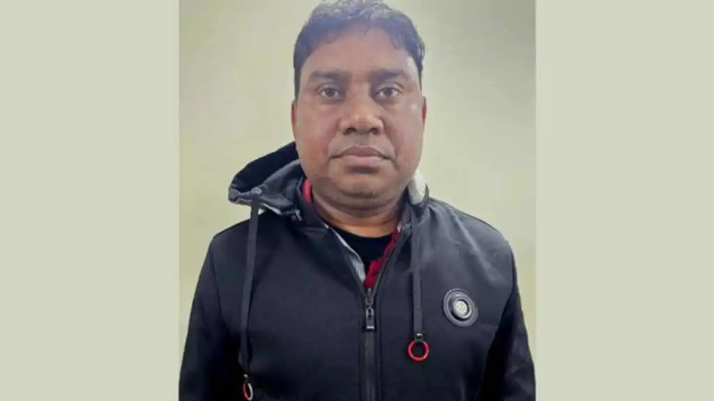 সাবেক ওসি শাহ আলমের ছবি, পুলিশি হেফাজত থেকে পালানোর চেষ্টা. Channel i News - চ্যানেল আই নিউজ