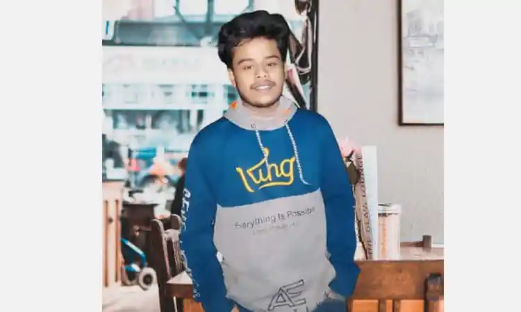 স্মার্ট যুবক হাসিমুখে ক্যাফে বা রেস্তোরাঁয় ছবি. Channel i News - চ্যানেল আই নিউজ