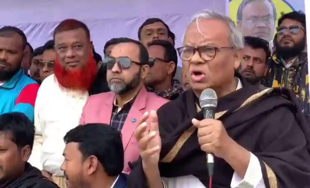 রিজভী বক্তব্য দিচ্ছেন, পাশে অনেক মানুষ উপস্থিত. Channel i News - চ্যানেল আই নিউজ