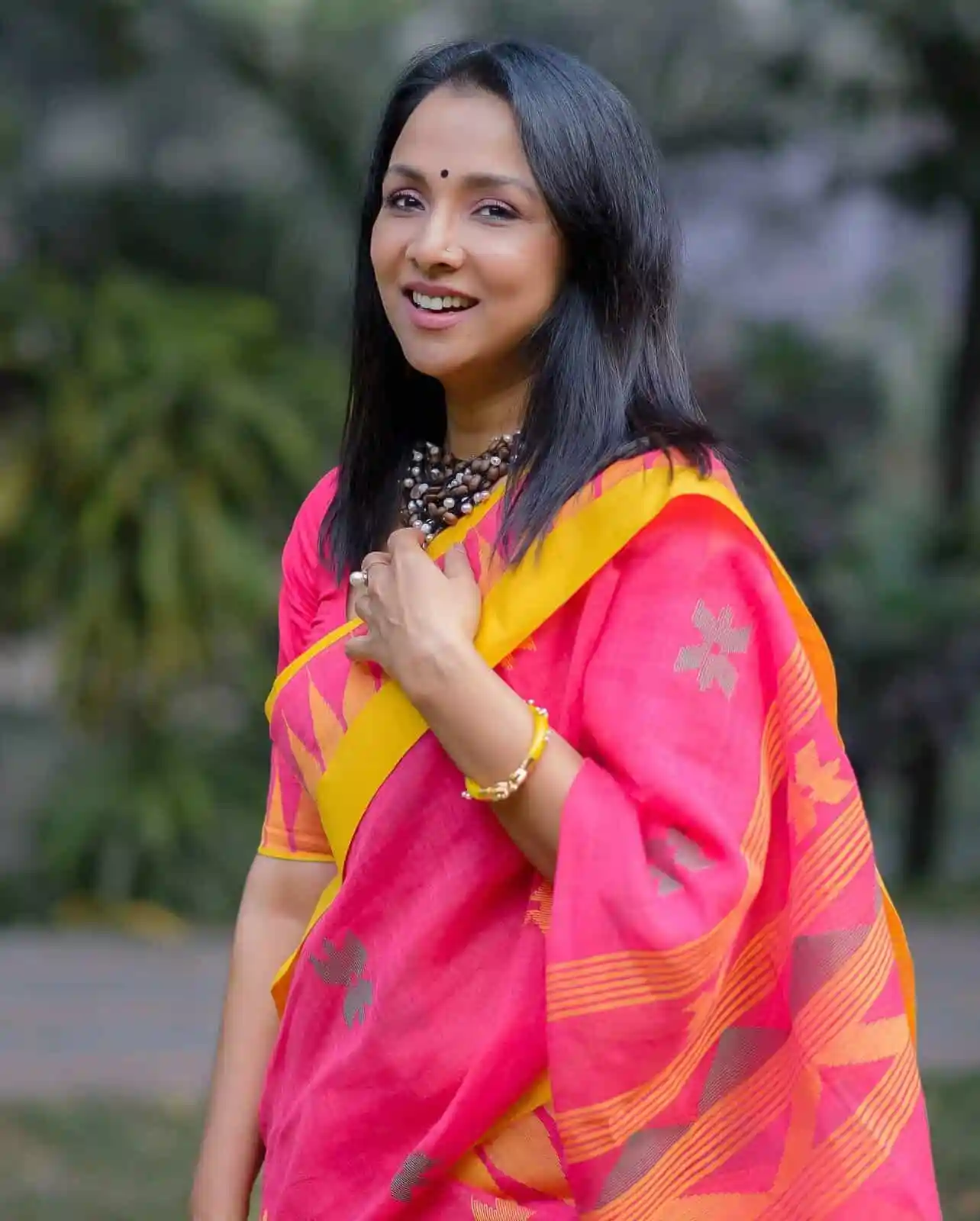 রুনা খান বাংলার জনপ্রিয় গায়িকা ও অভিনেত্রী, সুন্দর পোশাক পরিহিত।. Channel i News - চ্যানেল আই নিউজ