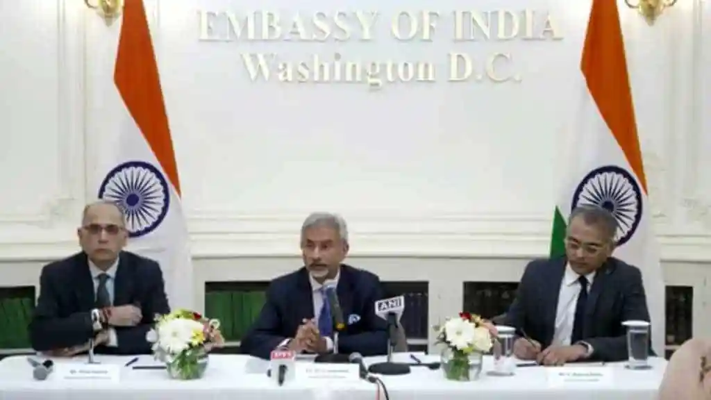 বাংলাদেশ ও ভারতের মধ্যে আলোচনা চলাকালে তিনজন কর্মকর্তা বসে আছেন. Channel i News - চ্যানেল আই নিউজ