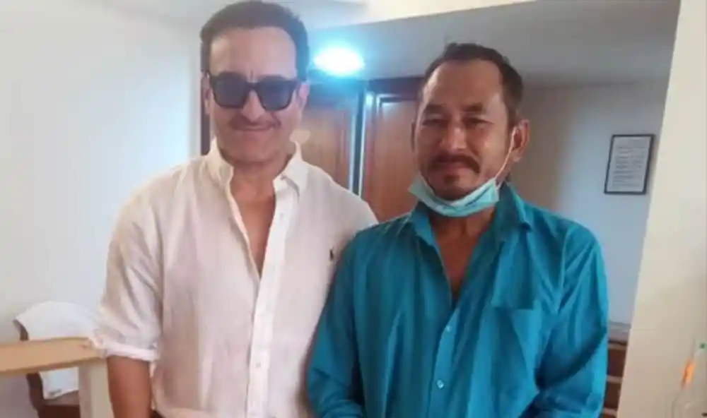 সাইফ আলী অটো চালকের সাথে দেখা করছেন, উভয় ব্যক্তি হাসিমুখে. Channel i News - চ্যানেল আই নিউজ