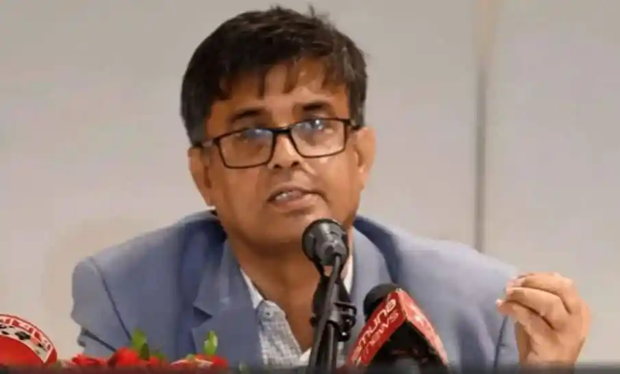প্রেস সচিব সাংবাদিকদের প্রশ্নের উত্তর দিচ্ছেন, মুখে মুখোশ পরা নেই. Channel i News - চ্যানেল আই নিউজ