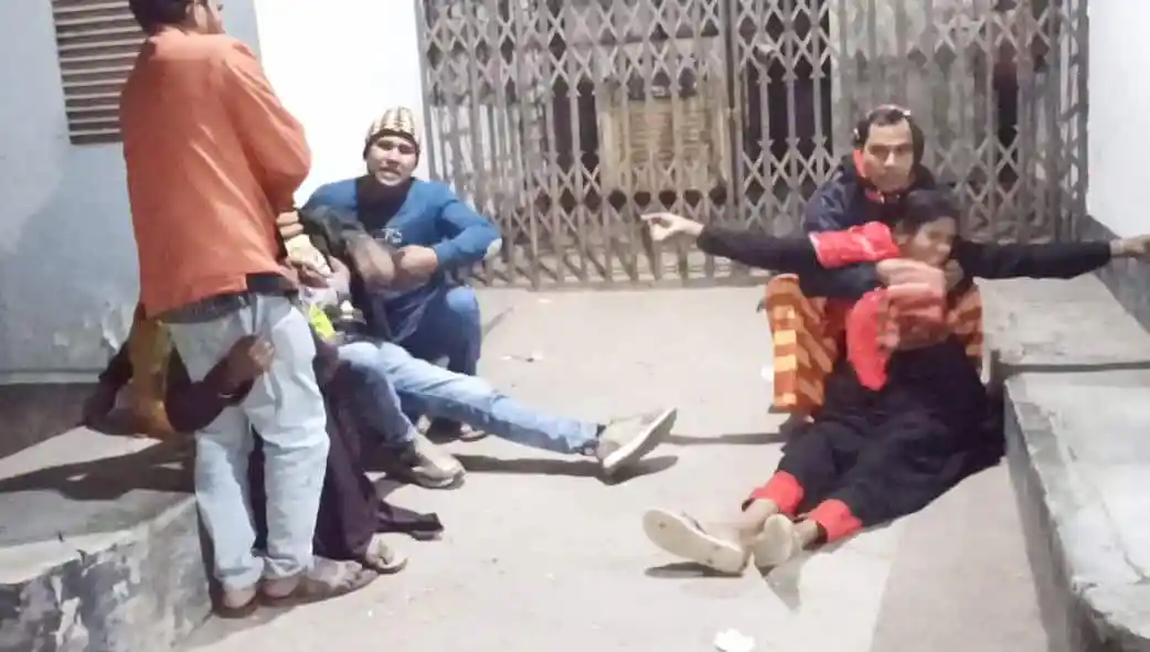 সিরাজগঞ্জে বাসচাপায় আহত পরিবারের ৩ সদস্যের ছবি. Channel i News - চ্যানেল আই নিউজ