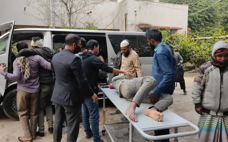 নির্মাণাধীন ভবনের ছাদ ধসের ঘটনায় আহতদের চিকিৎসা দেওয়া হচ্ছে. Channel i News - চ্যানেল আই নিউজ
