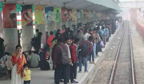 জনপ্রতি ট্রেনের জন্য দীর্ঘ লাইনে যাত্রীরা অপেক্ষা করছে।. Channel i News - চ্যানেল আই নিউজ